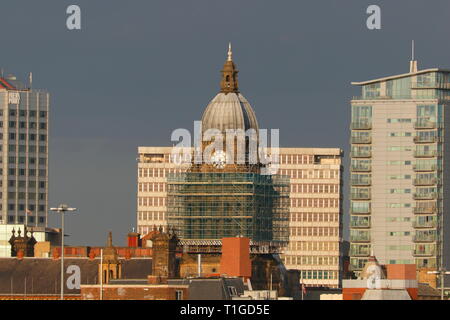 Leeds Town Hall in fase di un progetto di ristrutturazione degli edifici del tetto, che è iniziato nel dicembre 2018 e dovrebbe essere completato nel novembre 2020 Foto Stock