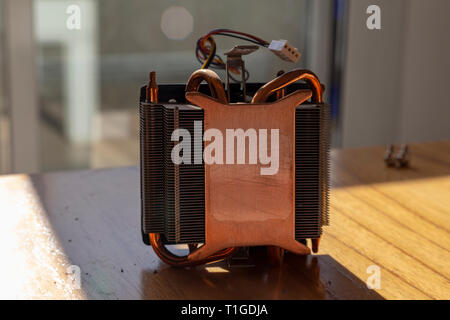 CPU platina di calore da un PC. Heatsinker di rame con una ventola di raffreddamento del processore Foto Stock