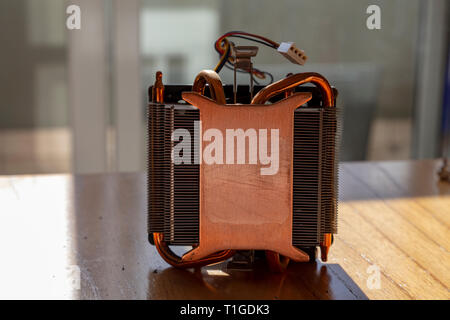CPU platina di calore da un PC. Heatsinker di rame con una ventola di raffreddamento del processore Foto Stock
