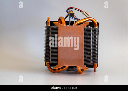 CPU platina di calore da un PC. Heatsinker di rame con una ventola di raffreddamento del processore Foto Stock