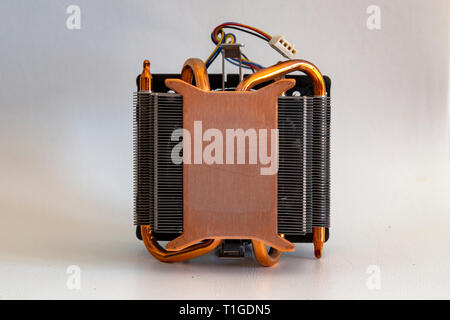CPU platina di calore da un PC. Heatsinker di rame con una ventola di raffreddamento del processore Foto Stock