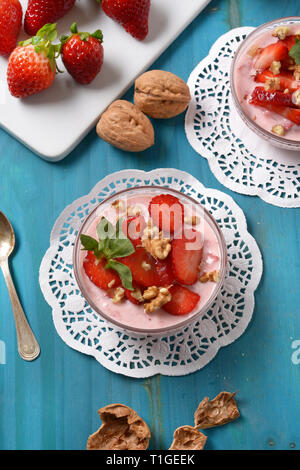 Dolce alle fragole con pezzi di noce - primo piano Foto Stock