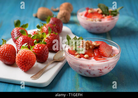 Dolce alle fragole con pezzi di noce - primo piano Foto Stock