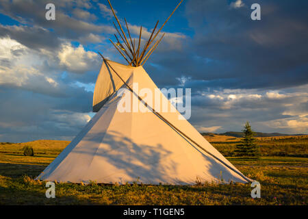 Un tende Tepee con drammatica sky in pianure occidentali al tramonto negli Stati Uniti Foto Stock