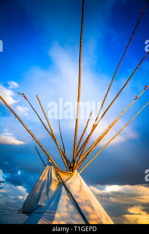 Ritagliate una vista ravvicinata della parte superiore di un tende Tepee con drammatica sky in pianure occidentali al tramonto negli Stati Uniti Foto Stock