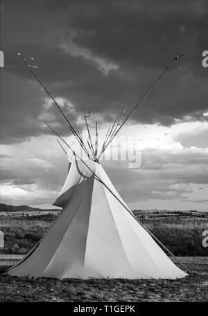 Vista di un tende Tepee con drammatica sky in pianure occidentali al tramonto negli Stati Uniti Foto Stock