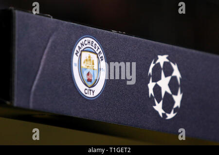 KHARKIV, Ucraina - 23 ottobre 2018: Manchester City e la UEFA Champions League Logo visibile sul bordo della decorazione del Metalist stadium di Kharkiv assortiti Foto Stock
