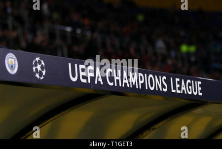 KHARKIV, Ucraina - 23 ottobre 2018: la UEFA Champions League logo visto sulla scheda di decorazione a OSK Metalist stadium di Kharkiv durante UEFA Champi Foto Stock