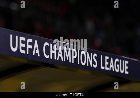 KHARKIV, Ucraina - 23 ottobre 2018: la UEFA Champions League logo visto sulla scheda di decorazione a OSK Metalist stadium di Kharkiv durante UEFA Champi Foto Stock