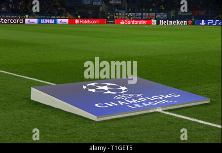 KHARKIV, Ucraina - 23 ottobre 2018: la UEFA Champions League cartello sul passo della OSK Metalist stadium di Kharkiv prima della UEFA Champions League Foto Stock
