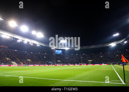 KHARKIV, Ucraina - 23 ottobre 2018: vista panoramica di OSK Metalist stadium di Kharkiv durante le partite di UEFA Champions League tra Shakhtar Donetsk e Foto Stock
