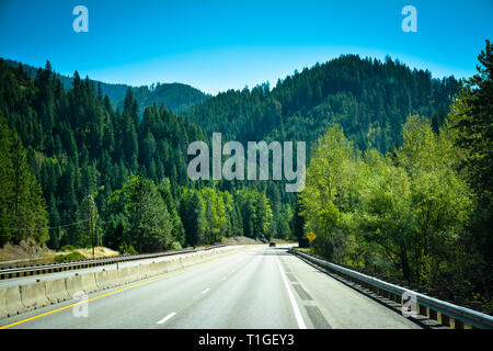 Interstate Highway percorrendo una discesa nella bellissima valle boschiva nel nord del Montana sulla I-90, STATI UNITI D'AMERICA Foto Stock