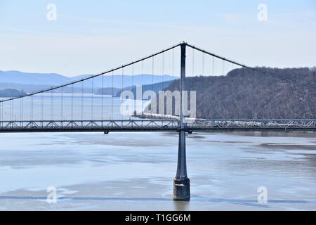 Vista della metà Hudson ponte che attraversa il fiume Hudson come visto dalla passerella su Hudson, Poughkeepsie, New York Foto Stock