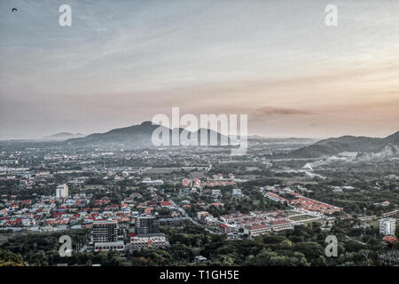 Questa unica immagine mostra la città tailandese Hua Hin dal mare. È possibile vedere le nuvole e la foschia molto bene la sera sun. Foto Stock