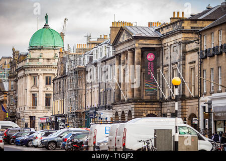 George Street di Edimburgo guardando sopra al gruppo di camere in un pomeriggio soleggiato Foto Stock