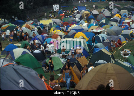 Tende da campeggio sono mostrati insieme fino a fianco a fianco nel corso di Woodstock 94 in Saugerties, New York. Foto Stock