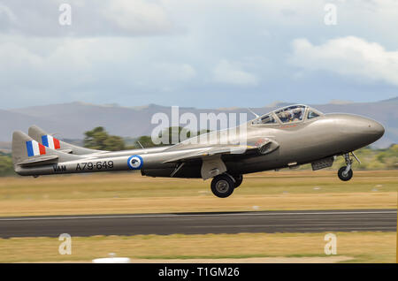 De Havilland DH100 Vampire T35 jet aereo decollare in ali su airshow Wairarapa presso l'aerodromo di cofano, Masterton, Nuova Zelanda. Vintage jet Foto Stock