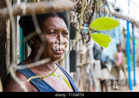 Andavadoaka, Madagascar - Gennaio 13th, 2019: Ritratto di un locale coppia donna malgascia che guarda lontano, all'aperto, Andavadoaka, Madagascar. Foto Stock