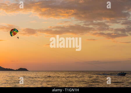 Una tipica scena in Patong Tailandia Foto Stock