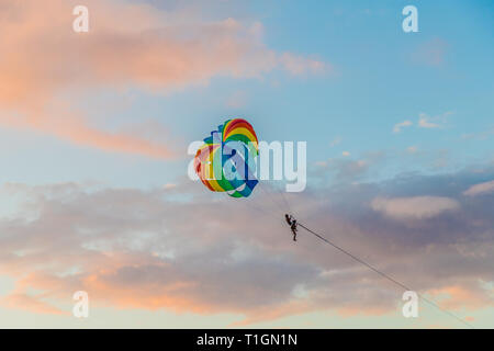 Una tipica scena in Patong Tailandia Foto Stock