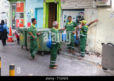 Maschio, Maldive - Febbraio 11th, 2019: Quattro i garbage collector parlando facendo una pausa nel maschio, Maldive. Foto Stock