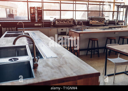 Il rubinetto dell'acqua. Cucina professionale interno del ristorante. Moderne attrezzature e dispositivi realizzati in acciaio inossidabile. Cucina vuota al mattino. Foto Stock