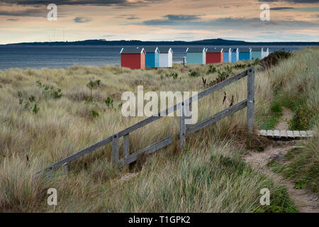 Pittoresca spiaggia di capanne sulla spiaggia di Findhorn, Findhorn, murene, a nord est della Scozia, Regno Unito Foto Stock