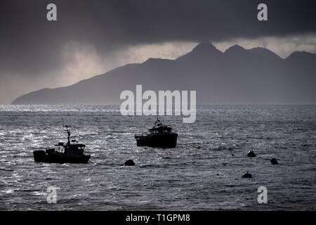 Barche da pesca ormeggiate a Elgol sostenuta dall'Isola di Rum, Skye, Ebridi Interne, Scotland, Regno Unito Foto Stock