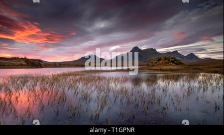 Ben fedele all'alba su Lochan Hakel, vicino a Tongue, Sutherland, Highlands scozzesi, Scotland, Regno Unito Foto Stock