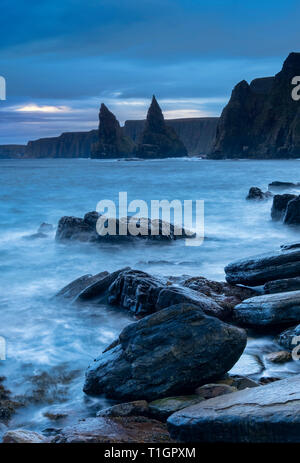 Testa Duncansby e mare pile all'alba, Caithness, Highlands scozzesi, Scotland, Regno Unito Foto Stock