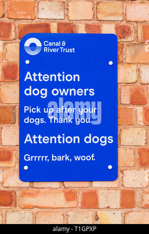 Canal segno di fiducia per i proprietari di cani di pulizia dopo il loro cane. Anche scritto nel cane. Serratura della città sul fiume Trent, Newark on Trent, Nottinghamshire, Foto Stock