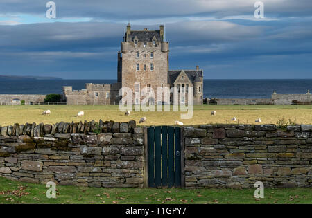 Ackergill Tower, Sinclair Bay, Caithness, Highlands, Scotland, Regno Unito Foto Stock