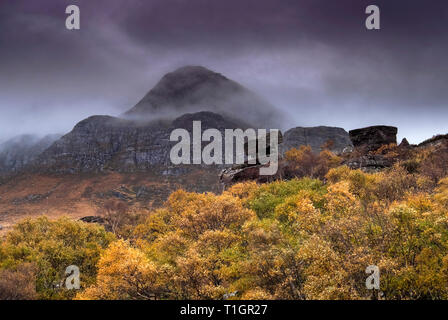 Le formazioni rocciose di seguito Cul Beag in autunno, Coigach, Assynt, Sutherland, Highlands scozzesi, Scotland, Regno Unito Foto Stock