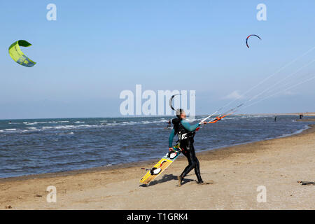 Il kite surf a Riumar, Delta de l'Ebre, Tarragona Catalogna Foto Stock