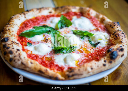 Close up di un tradizionale napoletana italiana a legna per pizza margherita Foto Stock