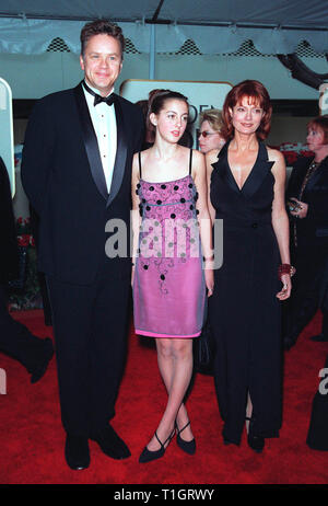 LOS ANGELES, CA - Gennaio 25, 1999: attrice Susan Sarandon e il marito TIM ROBBINS & figlia al Golden Globe Awards a Beverly Hills. Lei è stato nominato per la migliore attrice in un film (fiction) per 'Stepmom'. © Paul Smith/Featureflash Foto Stock