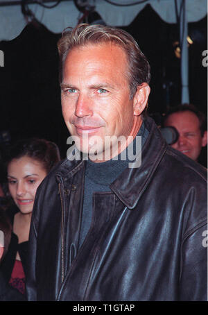 LOS ANGELES, CA - Febbraio 8, 1999: Attore Kevin Costner alla premiere mondiale del suo nuovo film "messaggio in una bottiglia in cui lui stelle con Robin Wright Penn & Paul Newman. © Paul Smith / Featureflash Foto Stock