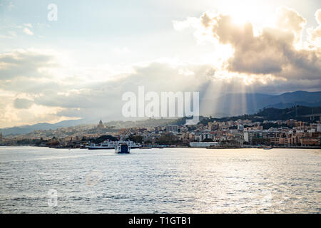Bellissima vista della città e del porto di Messina dal traghetto, Sicilia, Italia Foto Stock