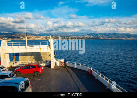 Messina, Italia - 9.02.2019: traghetto passeggeri nel Mar Mediterraneo da Messina, Sicilia, Italia Foto Stock