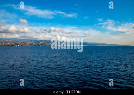Vista di stretto di Messina collegato Paesi del Mediterraneo e del Mar Tirreno e Sicilia isola sfondo dal traghetto, Italia Foto Stock