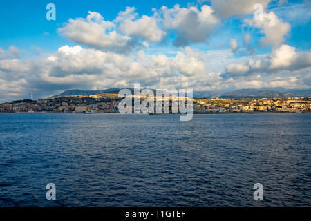 Vista di stretto di Messina collegato Paesi del Mediterraneo e del Mar Tirreno e Sicilia isola sfondo dal traghetto, Italia Foto Stock