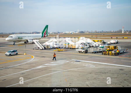 Bologna, Italia - 10.02.2019: affollato aeroporto vista con aerei e veicoli di servizio, viaggi e concetti del settore Foto Stock