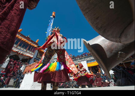 Maschera Mahakala rossa sullo sfondo della struttura di un monastero buddista, Cham danza, sulla destra ci sono grandi camini buddista e un blu sk Foto Stock