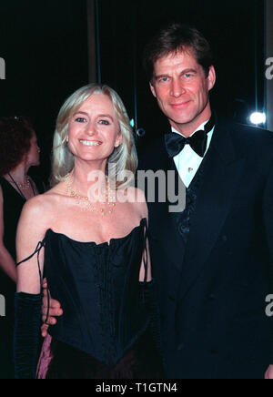 LOS ANGELES, CA - 18 Febbraio 1999: attrice Susan George & attore marito SIMON MacCORKINDALE presso l'American Film Institute Life Achievement Award omaggio a Dustin Hoffman. © Paul Smith / Featureflash Foto Stock