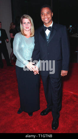 LOS ANGELES, CA - 18 Febbraio 1999: Attore Cuba Gooding JR. E mia moglie Sarah presso l'American Film Institute Life Achievement Award omaggio a Dustin Hoffman. © Paul Smith / Featureflash Foto Stock