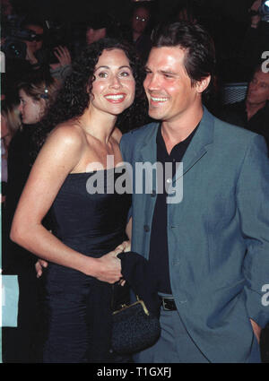 LOS ANGELES, CA - Marzo 17, 1999: attrice MINNIE DRIVER con il ragazzo attore Josh Brolin (figlio di James Brolin) presso il world premiere a Los Angeles di "Mod Squad.' © Paul Smith / Featureflash Foto Stock