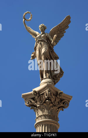 Praga, Repubblica Ceca Repoublic: Statua di un Angelo davanti al la sala concerti Rudolfinum Foto Stock