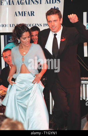 CANNES, Francia: 20 maggio 1999: attrice Salma Hayek insegna attore BEN AFFLECK a samba alla sesta annuale Cinema contro AIDS Gala di Cannes a beneficio della Fondazione Americana per la ricerca in materia di AIDS (AMFAR). © Paul Smith / Featureflash Foto Stock