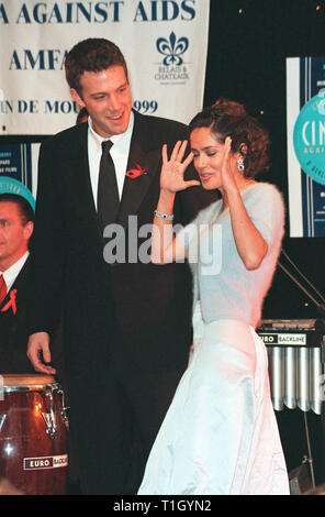 CANNES, Francia: 20 maggio 1999: attrice Salma Hayek insegna attore BEN AFFLECK a samba alla sesta annuale Cinema contro AIDS Gala di Cannes a beneficio della Fondazione Americana per la ricerca in materia di AIDS (AMFAR). © Paul Smith / Featureflash Foto Stock