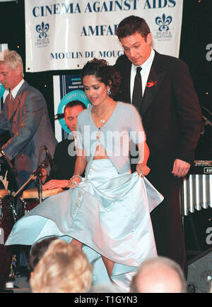 CANNES, Francia: 20 maggio 1999: attrice Salma Hayek insegna attore BEN AFFLECK a samba alla sesta annuale Cinema contro AIDS Gala di Cannes a beneficio della Fondazione Americana per la ricerca in materia di AIDS (AMFAR). © Paul Smith / Featureflash Foto Stock